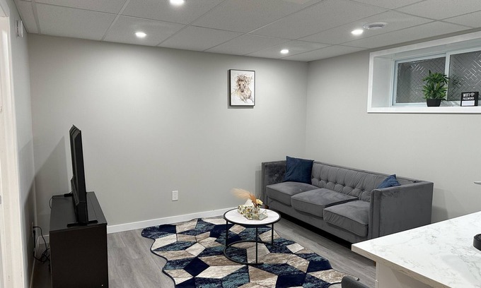Transcona Maison | Luxury: Home Away from Home with Private Entrance