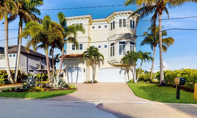 Siesta Isle Maison | Luxury home boasting waterfront views with pool and golf simulator