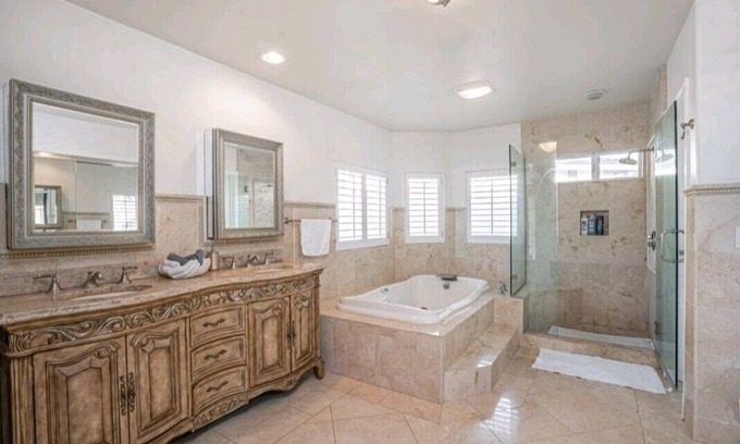 Lincoln Acres Maison | Luxury Home, centrally located to all of San Diego's attractions.