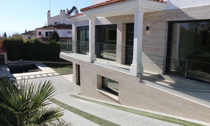 Peligros Chalet De Ski | Luxury Home in Granada with Private Pool
