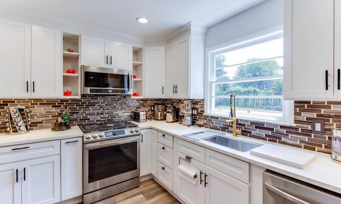 Dunn Loring Maison | Luxury Home in Heart of Vienna w/ huge backyard