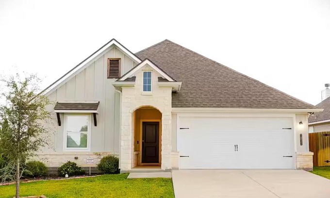College Station Maison | Luxury Home Near Kyle Field & Expo Center