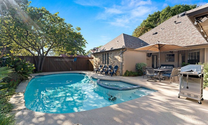 Lake Highlands Maison | Luxury Home Sleeps 20 with Heated Pool & Billiard