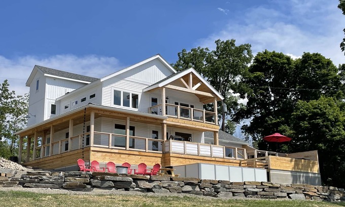 Burdett Maison | Famille et chien bienvenus à la maison! Seneca Lake Views: 3-Bed, 2-Bath on Wine Trail !!