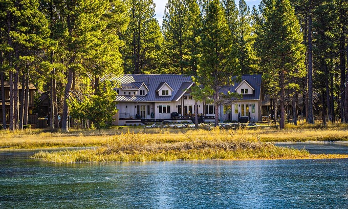 Black Butte Ranch Maison | Luxury home with amazing views, fireplace, pool, & hot tub