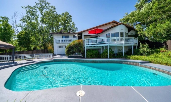 North Hilltop Maison | Luxury Home with Mount Shasta Views, Pool and Spa
