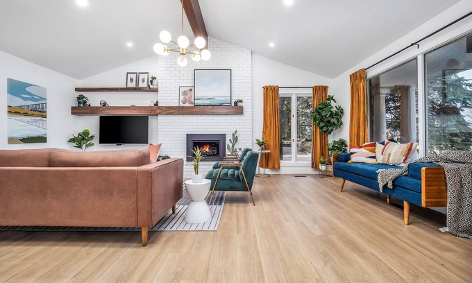 Lethbridge Maison | Luxury home with pool & hot tub