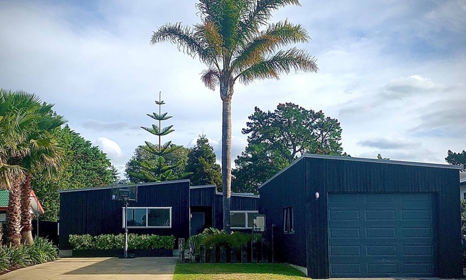 Whangamata Maison | Luxury Home with pool/spa; close to beach/ 4 bedroom/ 2 bath. On golf course.