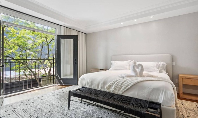 Yorkville Maison | Luxury Home Yorkville 4bed4bath Backyard Parking