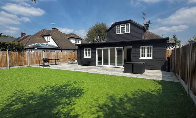 Brentwood Maison | Luxury House Brentwood, 4 Bedroom, 4 en-suites, Garden/BBQ/Free parking