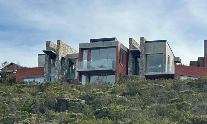 George Maison | Luxury house in Herolds Bay. Stunning ocean views. Hiking, cycling and golf.