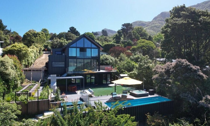 Governors Bay Maison | Luxury house in the bay. W/ pool, spa, pizza oven, bbq and deck.