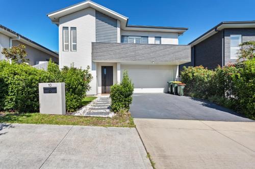 Gledswood Hills Maison | luxury house near golf courses! Free wifi & free parking