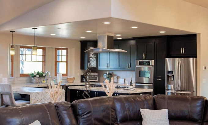 Lincoln Maison | Luxury House/ Private/ Hot Tub/ Lots of Amenities