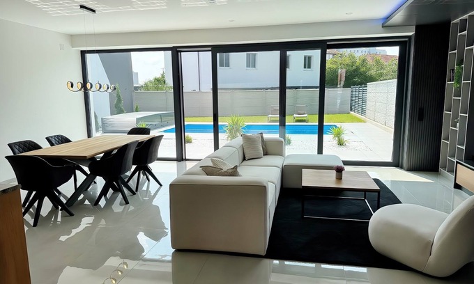 Leonding Villa | Luxury house with pool & garden - perfect for families & friends