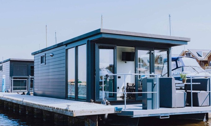 Municipality of Uitgeest Location De Bateaux | Péniche moderne avec air conditionné située dans la marina