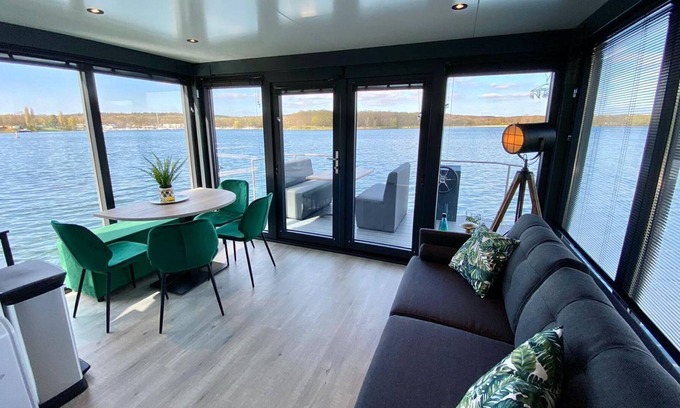 Middelaar Location De Bateaux | Luxury Houseboat on the Lake Mooker
