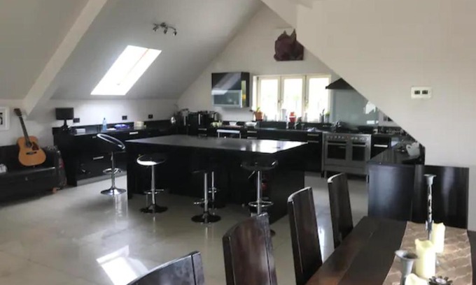 Portroe Villa | Luxury Idyllic Lake View Setting with Hot Tub