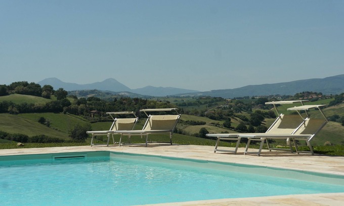 Montemaggiore al Metauro Appartement | Appartement de luxe avec piscine dans un endroit de rêve près de la mer avec une vue imprenable