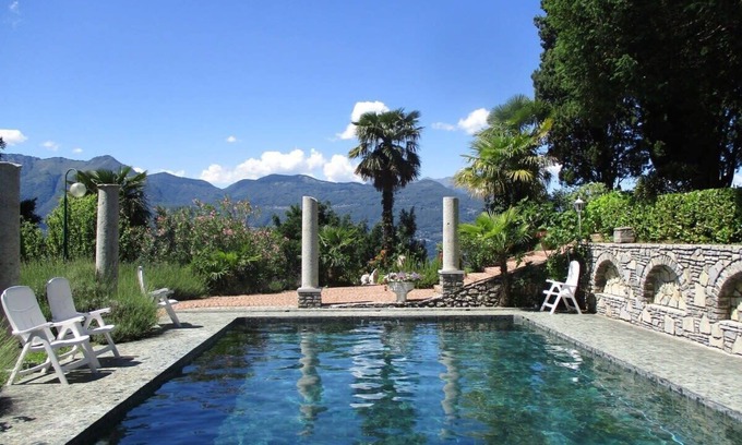 Brezzo di Bedero Villa | Villa de luxe des lacs italiens avec piscine. Vue à 360 degrés. 11 personnes.