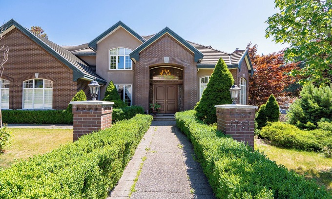 Westwood Plateau Maison | Luxury Italian-style House-Whole 1,000 sf Ground Floor-2 beds/1 bath/1 dining