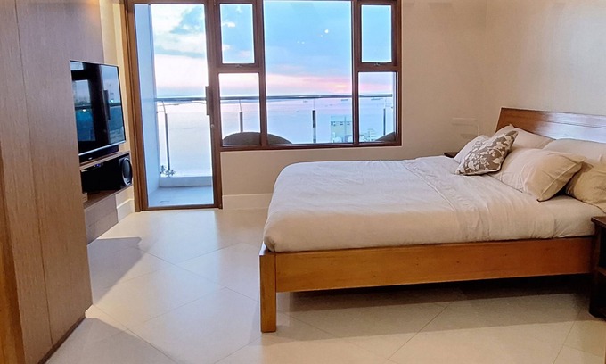 Ermita Night District Appartement | Luxury King 2BR 2BA w/Balcony Bayview Pool Netflix