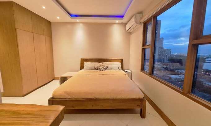 Ermita Night District Appartement | Luxury King 3BR 3BA Condo w/Balcony BayView Pool Netflix
