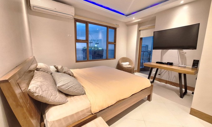 Ermita Night District Copropriété | Luxury King 4BR 3BA w/ 2 Balconies Bayview Pool Netflix
