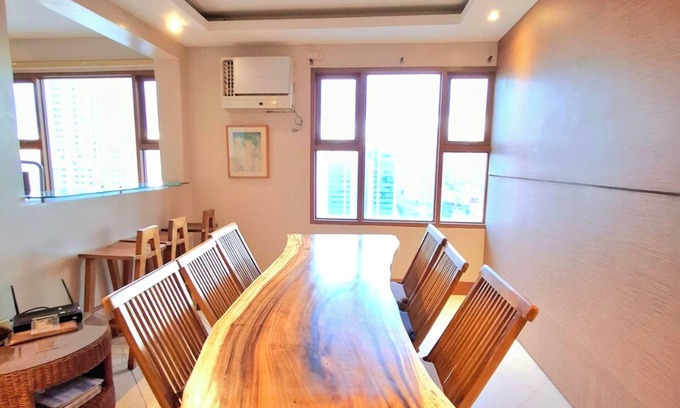 Ermita Night District Appartement | Luxury King 5BR 4BA Condo w/ 2 Balconies, Ocean View, Pool, Netflix