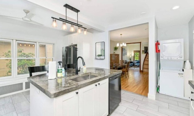 Summit - University Maison | Luxury King Bed | Newly Renovated | Bright & Sunnyn