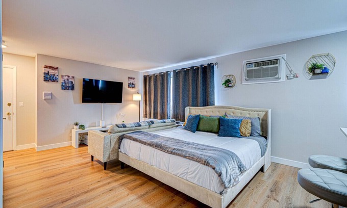 O'Hare Appartement | Studio- King Bed| HDTV| Airport| Safe Neighborhood