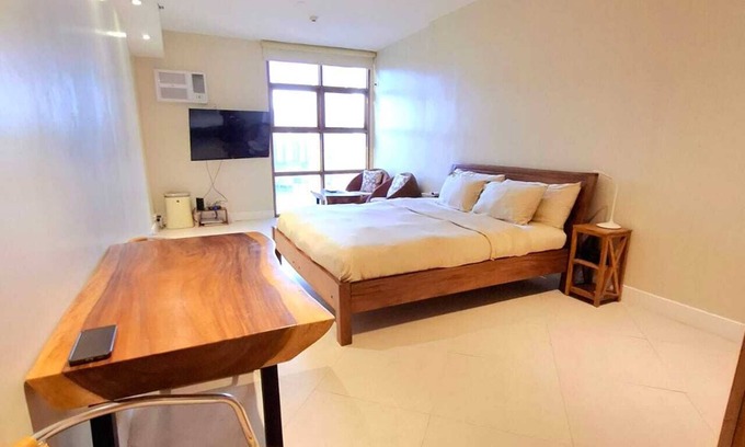 Ermita Night District Appartement | Luxury King Studio w/ Kitchen, Rainshower, Pool, Partial Bay View, Netflix