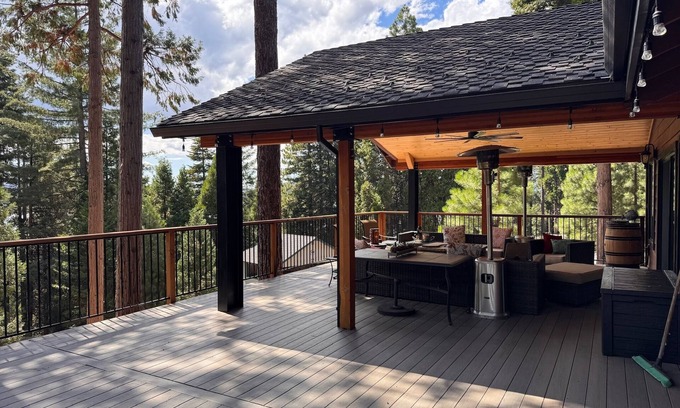 Lake Almanor Country Club Appartement | Luxury Lake Almanor Cabin Covered Deck & Views