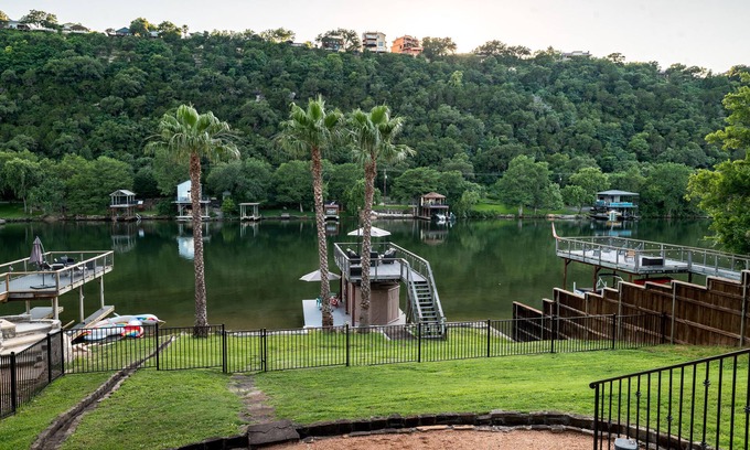 Montview Harbor Maison | Accueil Waterfront magnifique sur le lac Austin Parfait pour les enfants et les chiens!