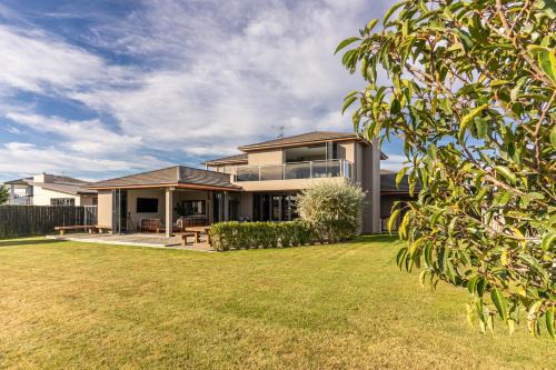 Huntingdon Maison | Luxury Lake Hood Holiday Home