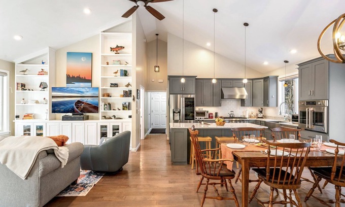 Gorham Maison | Luxury Getaway with Home Theater, Hot Tub & Gym