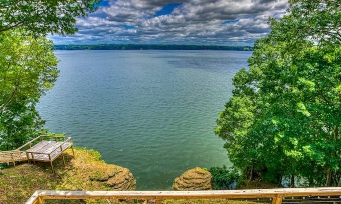 Muscle Shoals Maison | Luxury Lake Stay near RTJ Golf Course