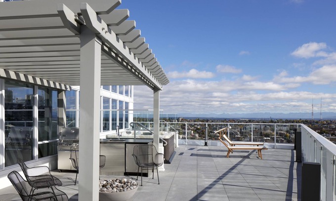 Belltown Hôtel | Luxury Lake Union Penthouse with Iconic Space Needle Views & Hot Tub Retreat