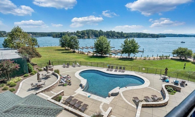 Westlake Corner Copropriété | Luxury Lakefront Condo In The Heart of Smith Mtn. Lake!!! 4BR 3BA!!!