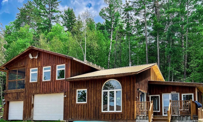 River Valley Chalet De Ski | Luxury Lakefront Penthouse On Lake Obabika With Beaches And Campsites