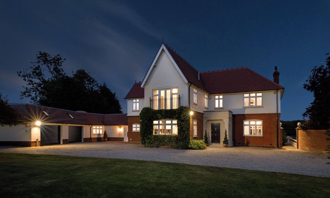 Herongate Maison | Luxury Lakeside Escape with pool – Near London