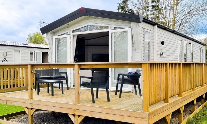 Swinton Cabine | Luxury Lakeside Lodge - Fishing Lake - Pet Friendly - 5 Miles From Flamingo Land