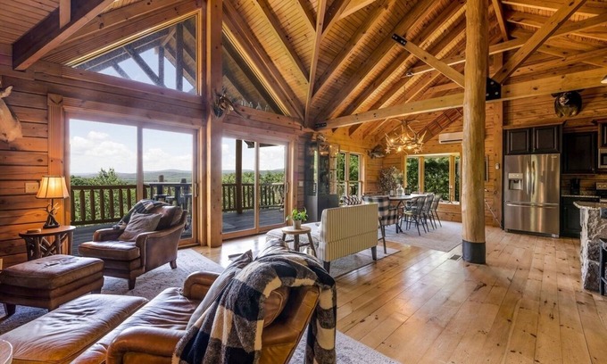 Aquashicola Cabine | Unwind in this cozy log cabin surrounded by fresh mountain air and blooming forest views