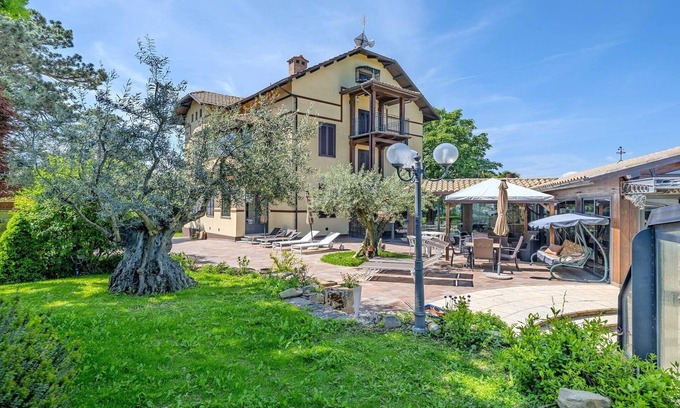 Tolentino Villa | Luxury large pool villa in Tolentino