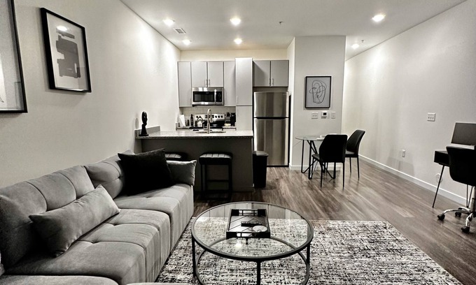 Richmond Appartement | Luxury living, located minutes from downtown! Free Parking!