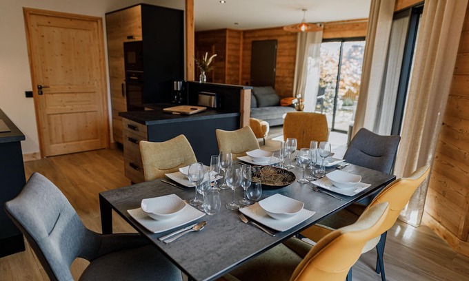 Le Chambon-sur-Lignon Cottage | Lodge PMR avec jacuzzi privatif, accès spa et activités au bord du golf!