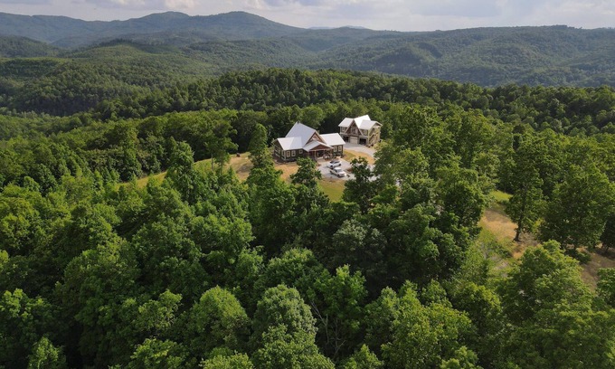 Winona Maison | Luxury Lodge with Ride-In-Ride-Out Location - WiFi - Sweeping Mountain Views