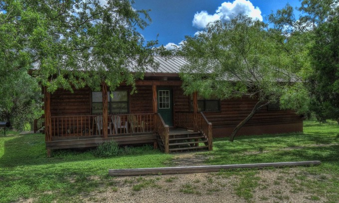 Rio Frio Cabine | LUXURY LOG CABIN #1 FRIO RIVER WATER FRONT 10% DISCOUNT FOR A MAY RESERVATION