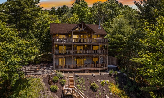 Aquashicola Maison | Luxury Log Cabin- Stunning Lake Views, Fire Pit, Hot Tub & 3-level deck