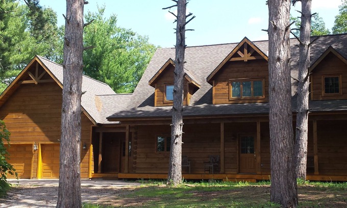 King Cabine | MAISON DE LUXE EN BOIS AVEC QUAI PRIVÉ SUR LA CHAÎNE.